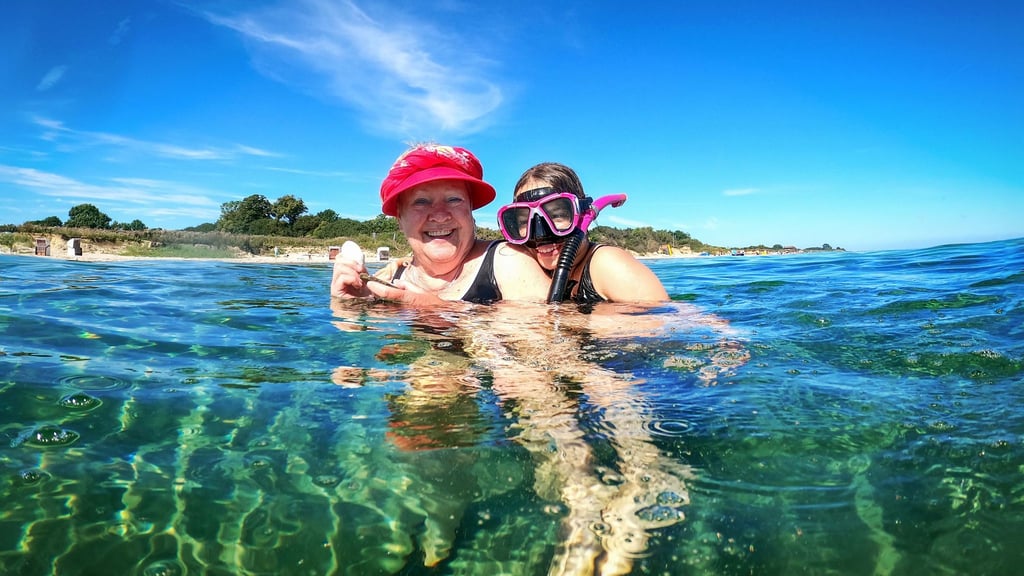Gemeinsam mit der Enkelin baden gehen: Auch wenn die Oma davon träumt, kann es sein, dass ein gemeinsamer Urlaub mit der jungen Familie gerade nicht passt.
