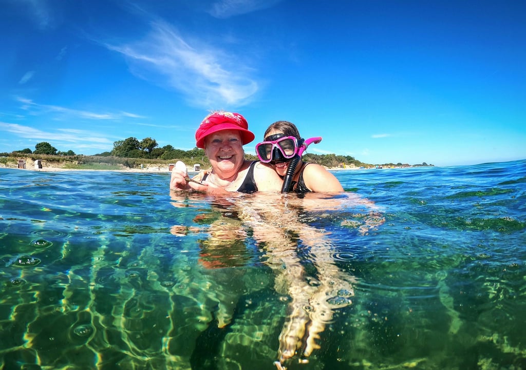 Gemeinsam mit der Enkelin baden gehen: Auch wenn die Oma davon träumt, kann es sein, dass ein gemeinsamer Urlaub mit der jungen Familie gerade nicht passt.
