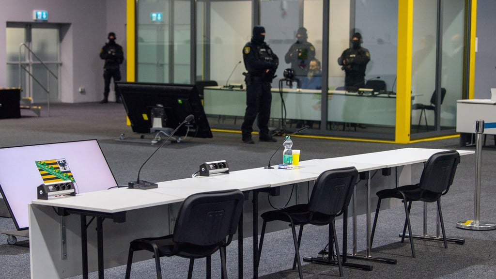 Auch am 21. Verhandlungstag saß der Angeklagte wieder in einer Glaskabine. (Archivbild)