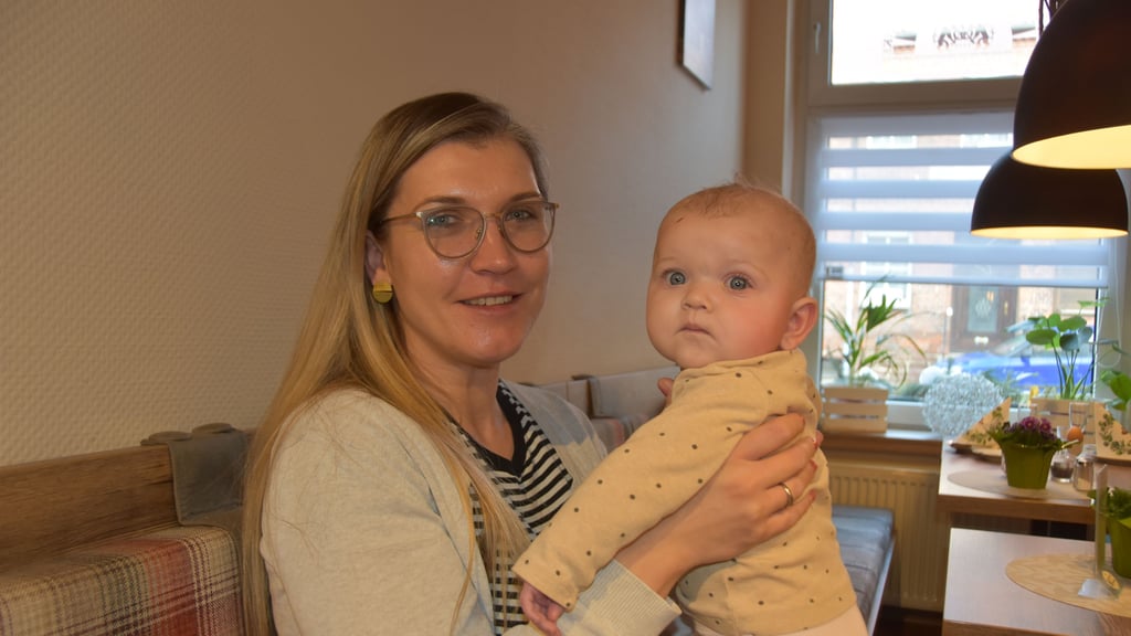 Madeleine Witzke mit ihrer Tochter Henriette: Seit einigen Monaten wartet die Familie auf das Elterngeld.