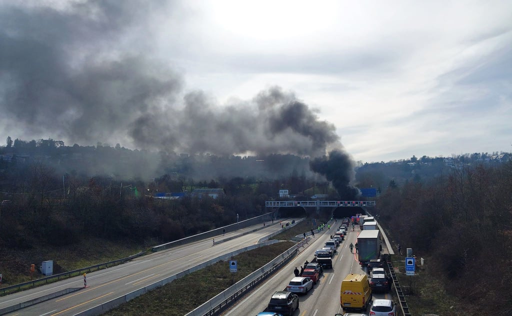 Im Engelbergtunnel entlang der A81 ist ein Brand ausgebrochen - mit weithin sichtbarer Rauchsäule.