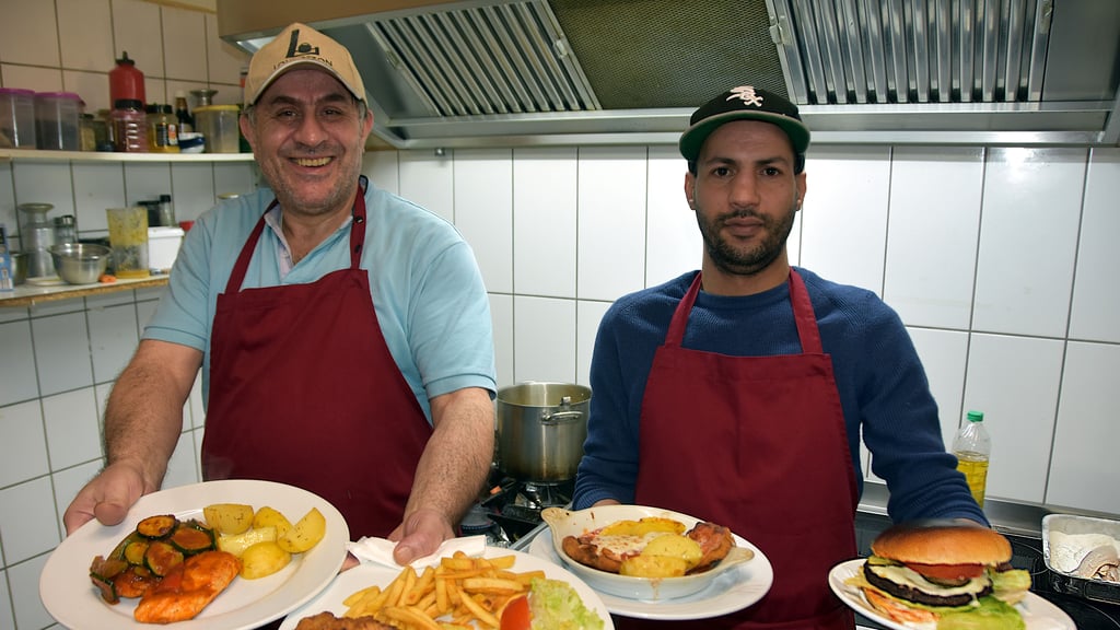 Küchenchef Jihad Yakan (l.) und Tom Andreano, italienischer Koch aus Sizilien, zeigen im „Landhaus Aleppo“ im Calvörder Grieps eine Auswahl aus der regulären Speisekarte. Zum Frauentag wird dort ein besonderes Festbüfett angeboten.