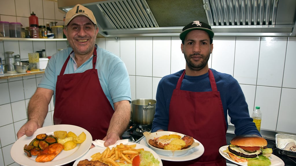 Küchenchef Jihad Yakan (l.) und Tom Andreano, italienischer Koch aus Sizilien, zeigen im „Landhaus Aleppo“ im Calvörder Grieps eine Auswahl aus der regulären Speisekarte. Zum Frauentag wird dort ein besonderes Festbüfett angeboten.