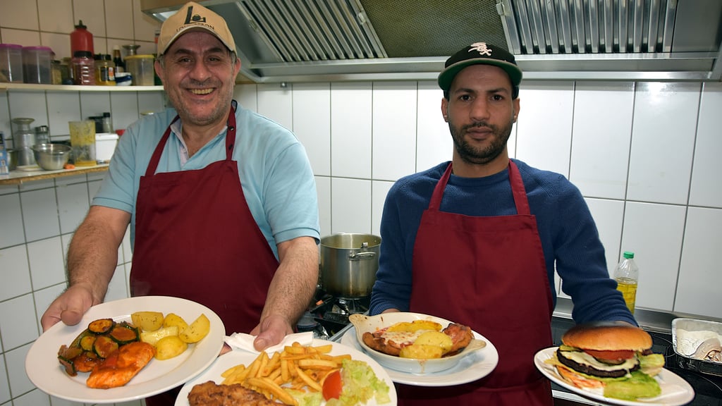 Küchenchef Jihad Yakan (l.) und Tom Andreano, italienischer Koch aus Sizilien, zeigen im „Landhaus Aleppo“ im Calvörder Grieps eine Auswahl aus der regulären Speisekarte. Zum Frauentag wird dort ein besonderes Festbüfett angeboten.