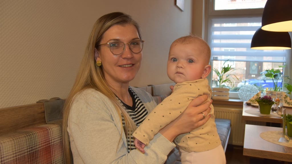 Madeleine Witzke mit ihrer Tochter Henriette: Seit einigen Monaten wartet die Familie auf das Elterngeld.
