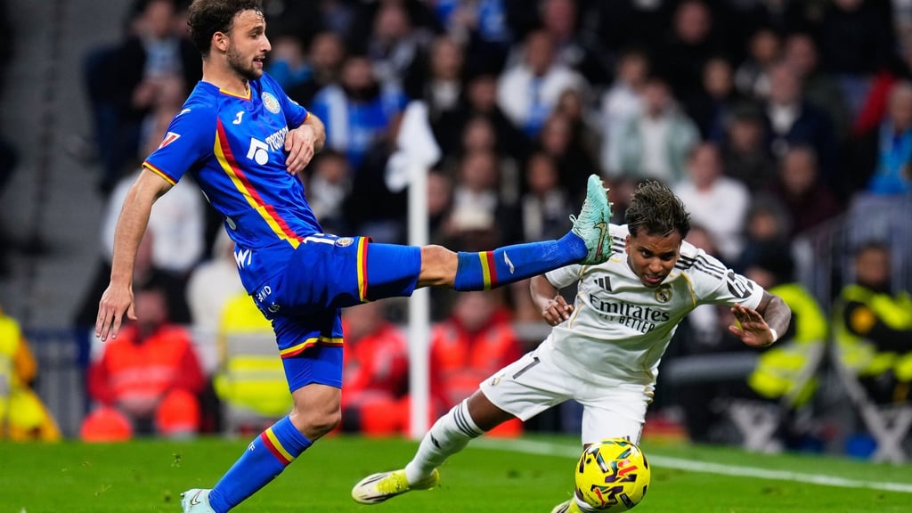 Real Madrids Rodrygo (r) hat im Spiel gegen den FC Getafe einen Kreuzbandriss erlitten.