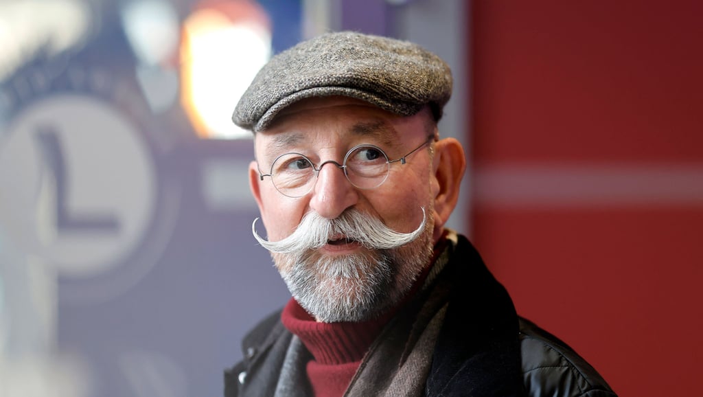 Horst Lichter zeigt seinen Followern auf TikTok, wie er seinen markanten Bart stylt.