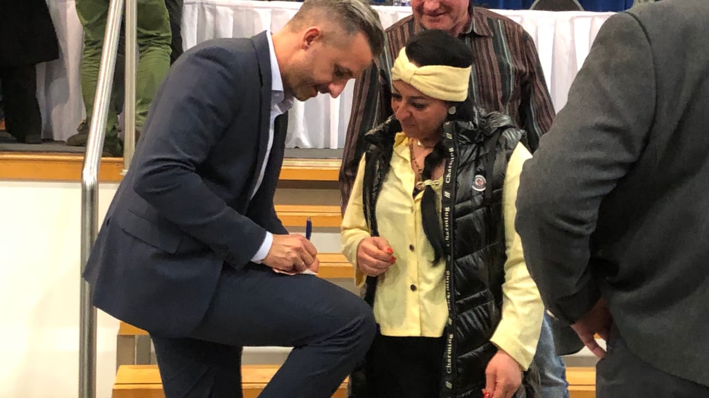 Ulrich Siegmund erfüllt auch Autogrammwünsche - sogar auf einem Geldschein. 