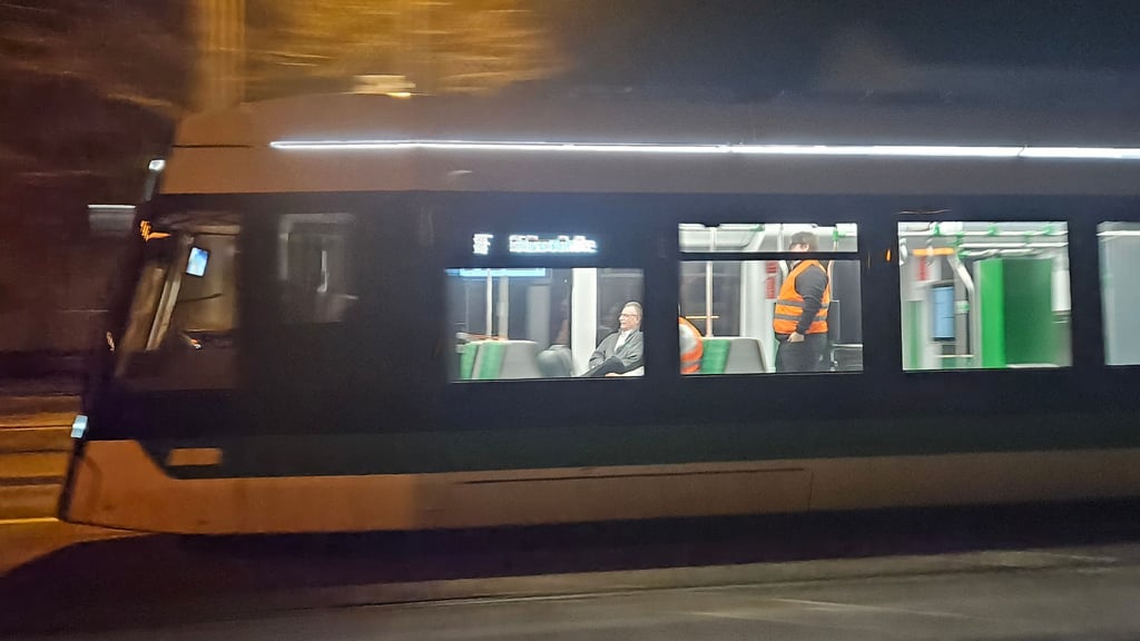 Flexity Straßenbahn der MVB im Magdeburger Stadtzentrum. Im Spätherbst war es zu Verzögerungen bei den Lieferungen gekommen.