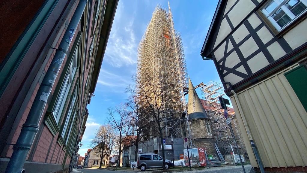 Der eingerüstete Westturm des Konzerthauses Liebfrauen ist mehr als 60 Meter hoch.