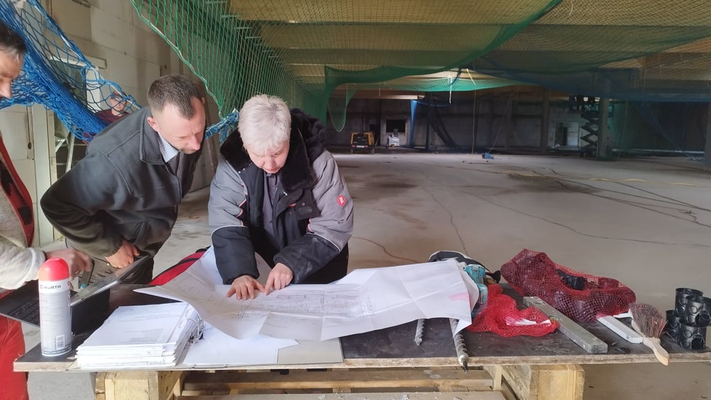 Der stellvertretende Marktleiter Oliver Gericke und Betreiberin Bianka Dorbritz schauen sich die Pläne des neuen Edeka Marktes Am Slazwedler Tor 6 an. 