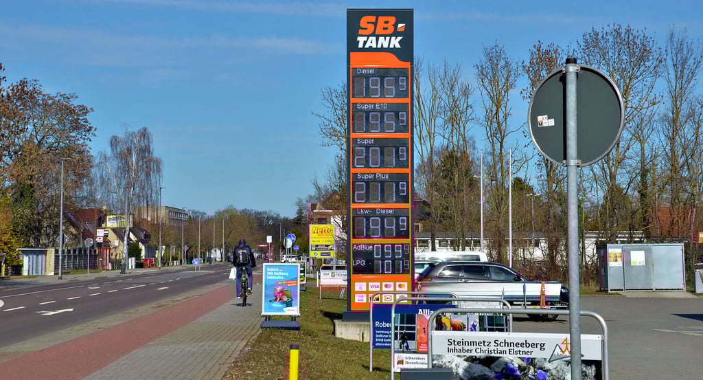 Erste   spürbare Auswirkungen des Krieges in Nahost sind die Preis-Entwicklungen an den Tankstellen, wie hier auch an der Neundorfer Straße in Staßfurt. Super-Benzin E10 und Diesel kosteten Dienstagmittag übrigens gleich viel.