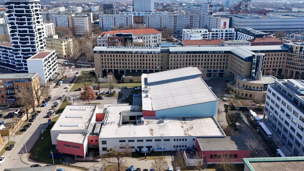 Die Magdeburger Elbeschwimmhalle aus der Vogelperspektive: Die Untersuchungen der Mängel am Bauwerk sind immer noch nicht abgeschlossen.