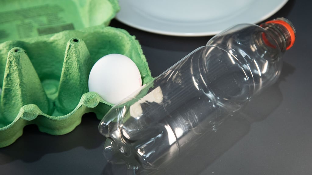 Eine Flasche soll dabei helfen, Eigelb von Eiweiß zu trennen - funktioniert das?