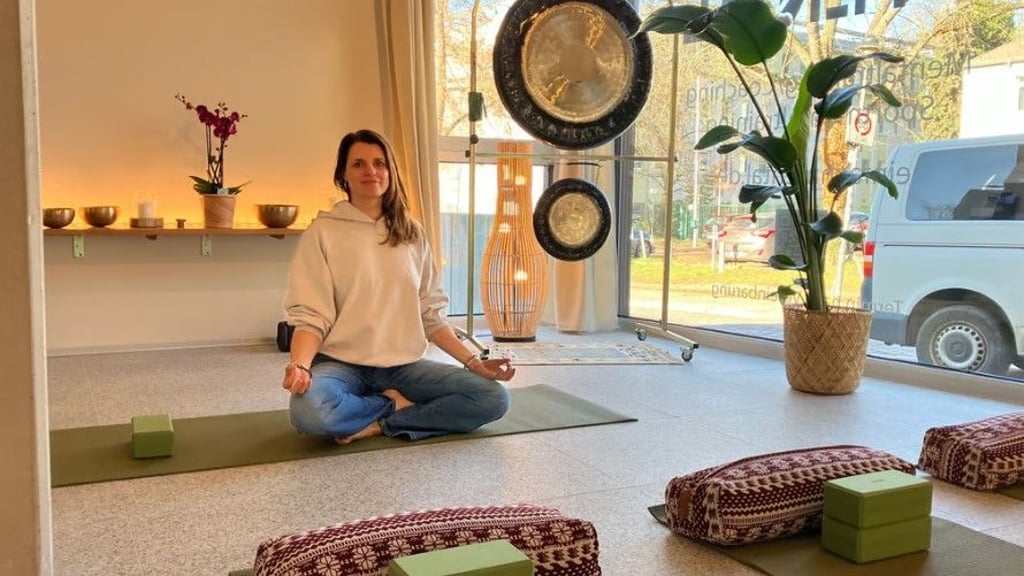 Tanja Fornalski möchte für eine leichte, herzliche Atmosphäre in ihrem neuen Yoga-Studio „Aura Yoga“ in der Seebener Straße 21 sorgen.