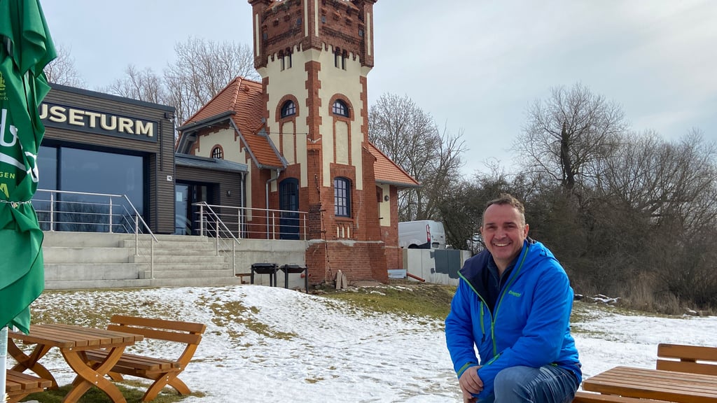 David Gängel vor dem Mäuseturm in Magdeburg, den er gemeinsam mit seinem Team vom einst verfallenen Schöpfwerk zu einem lebendigen Ausflugsziel mit Gastronomie entwickelt hat.