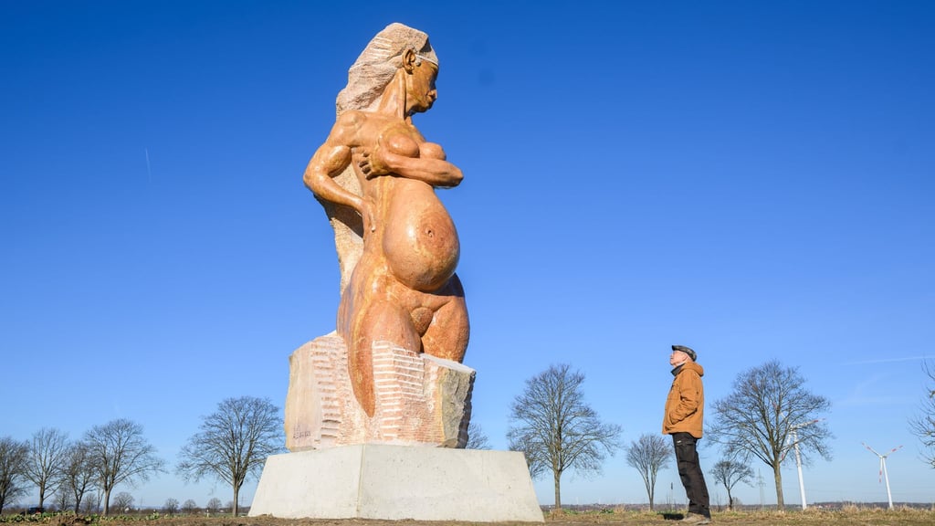 Die Skulptur ist mit Sockel 6,20 Meter hoch.