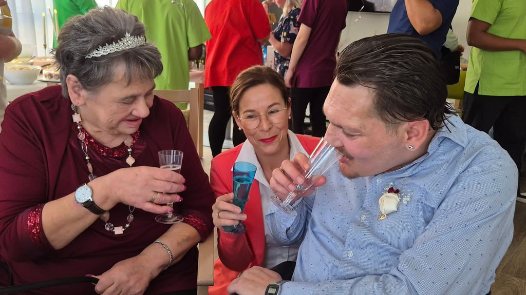 Standesbeamtin Astrid Tischmeyer ließ es sich nicht nehmen, mit dem Paar anzustoßen.