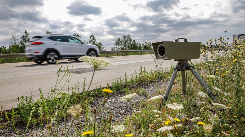 Ein Blitzer an der Autobahn. 