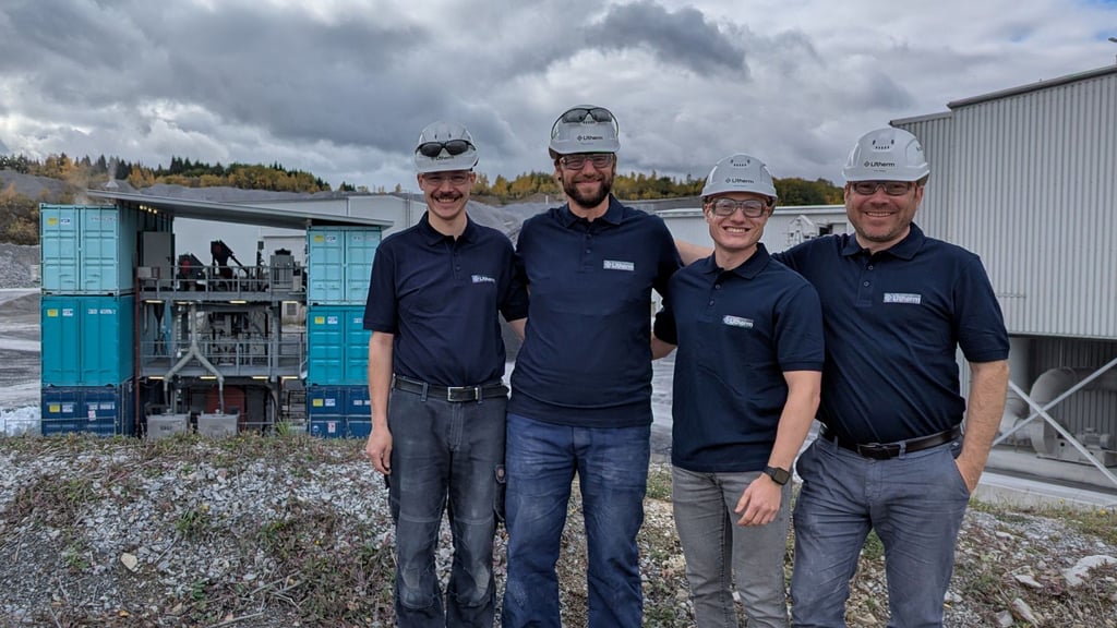 Das Team von Litherm vor der Pilotanlage.