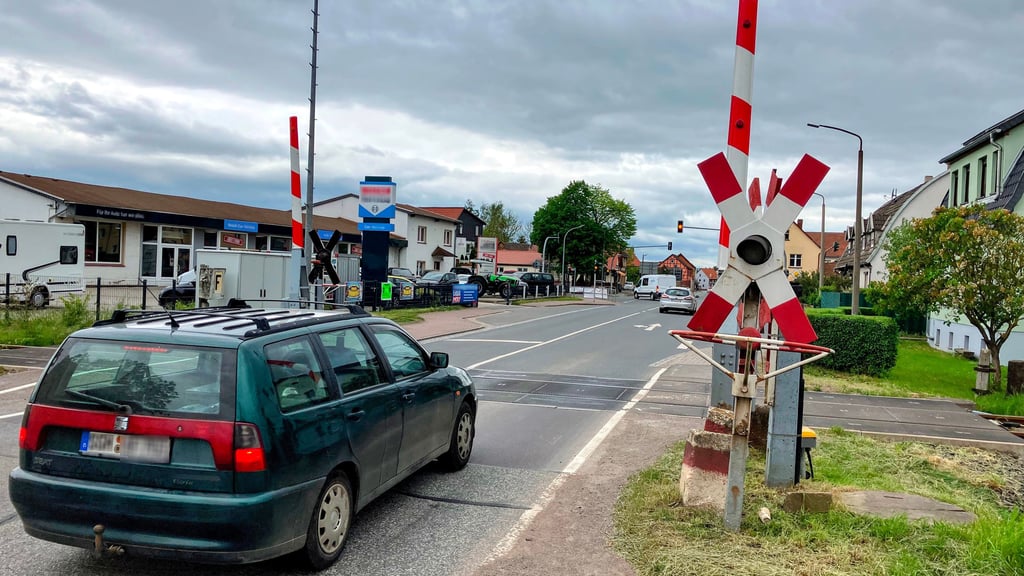 Der Bahnübergang in der Sangerhäuser Straße soll saniert werden.  Die Bahn plant dazu eine Umfahrungsstraße.