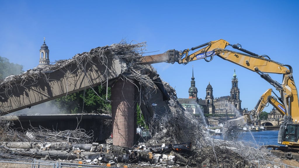 Der Abriss der teilweise eingestürzten Carolabrücke dauerte etwa ein Jahr. (Archivbild)