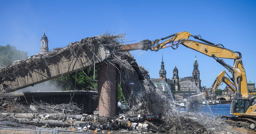 Der Abriss der teilweise eingestürzten Carolabrücke dauerte etwa ein Jahr. (Archivbild)