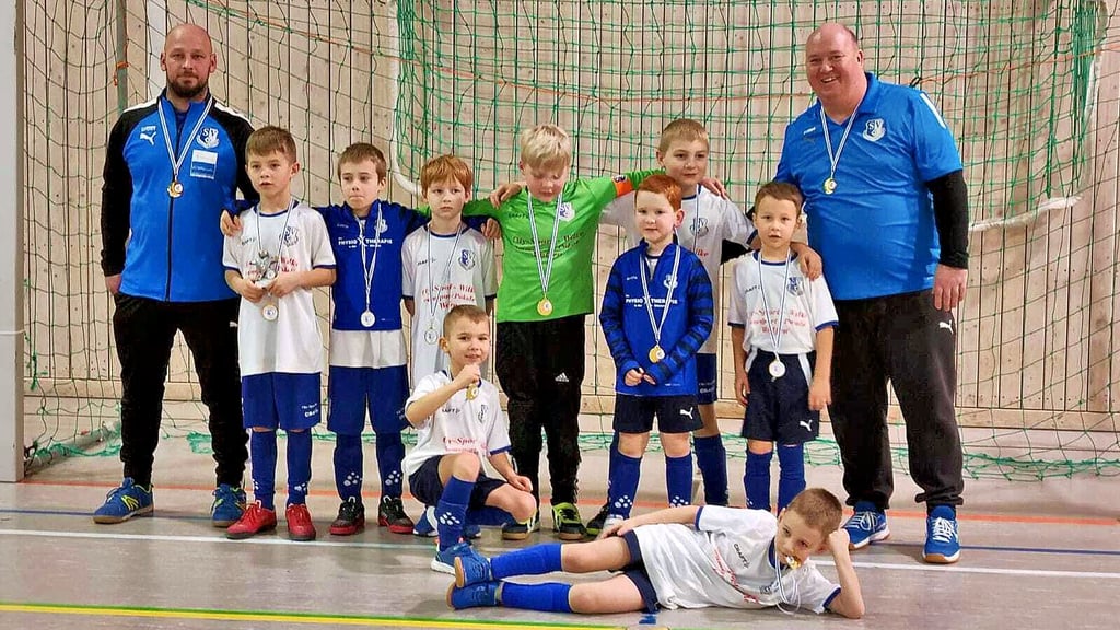 Die alten Bambini-Hasen, trainiert von  Christoph „Knobi“ Knoblauch (l.) und Rico Behrendt freuen sich über Nachrücker. 