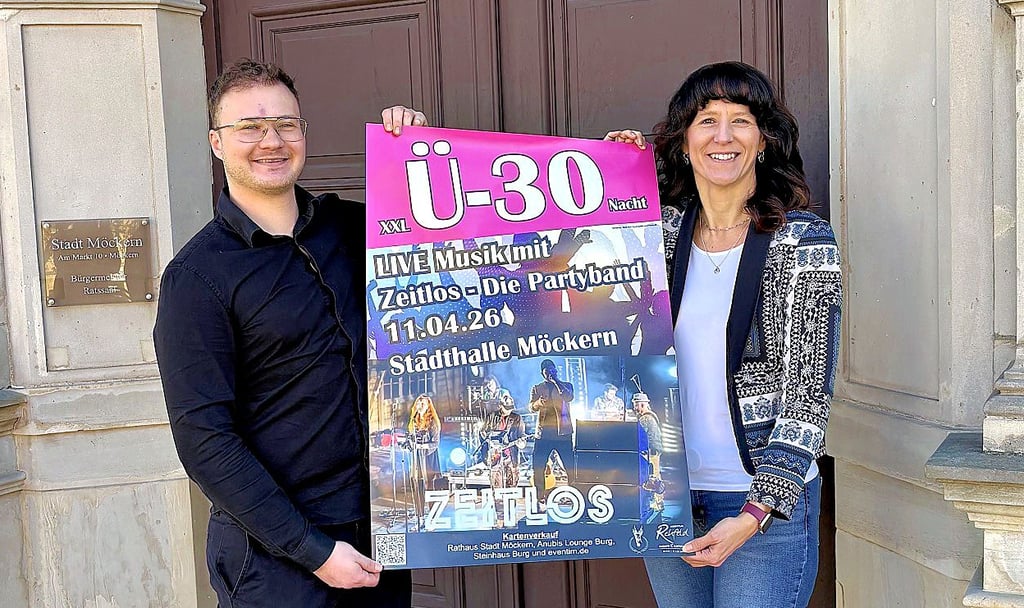 Lucas Rehfeld und Möckerns Stadtchefin Doreen Krüger werben für die Ü-30-Party im April .