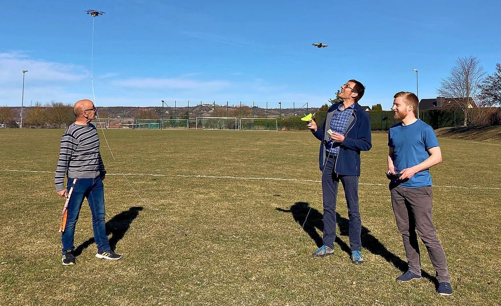 Die linke der beiden Drohnen befördert gleich einen Messflieger in den Lauchaer Himmel. Dietmar Lange (l.), Lehrer am Burgenland-Gymnasium, mit Professor  Frank Dienerowitz und  Forscher Simon Scholz (r.) von der Ernst-Abbe-Hochschule in Jena.