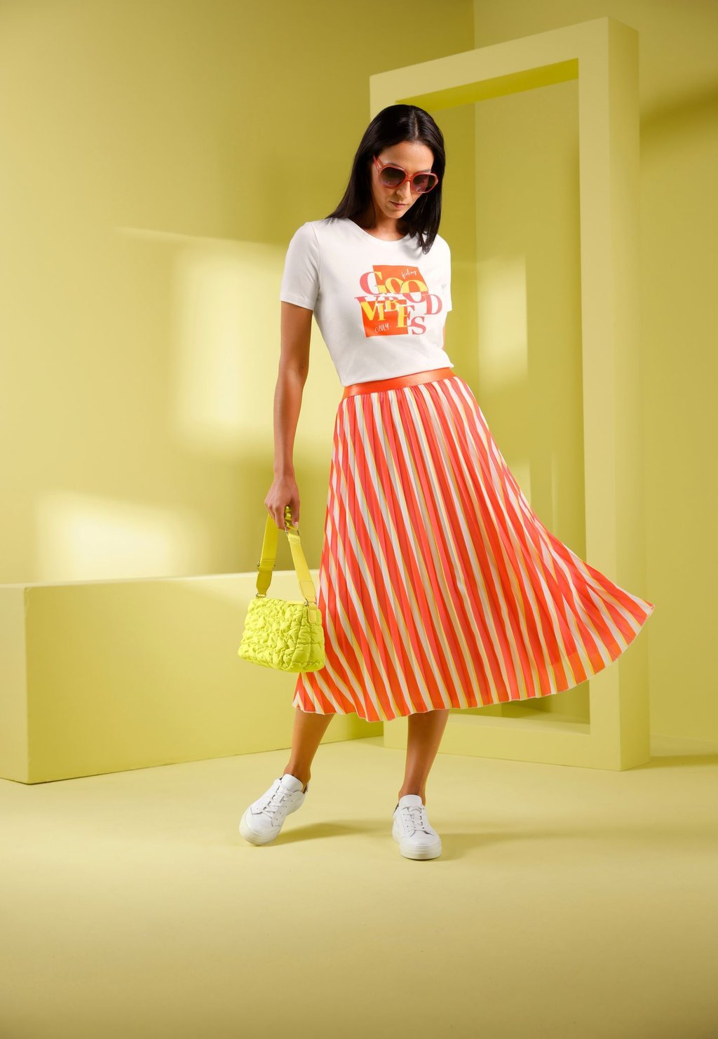 Gute-Laune-Kombi fürs Frühjahr: Gelb und Orange sind stark angesagt. Hier ein Beispiel von heine (Plissée-Rock ca. 60 Euro, Shirt ca. 30 Euro).