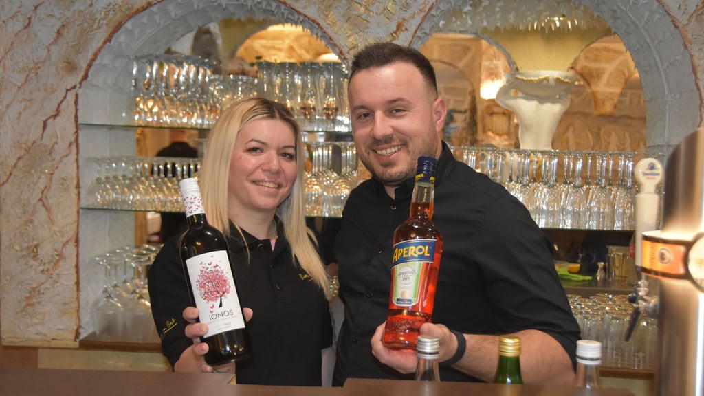 Mark Marku und seine Frau Maniola Koletsi präsentieren im Restaurant „Herkules“ in Erxleben passende Getränke für die Frauentagsparty am 7. März.