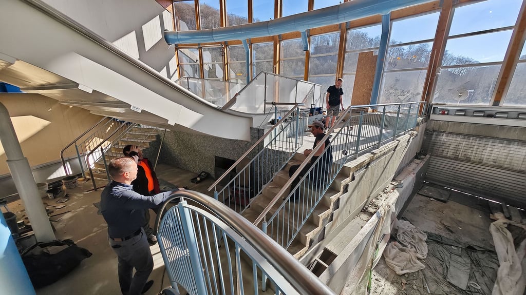 Unter der Rutsche bekommen die Treppen neue Fliesen.