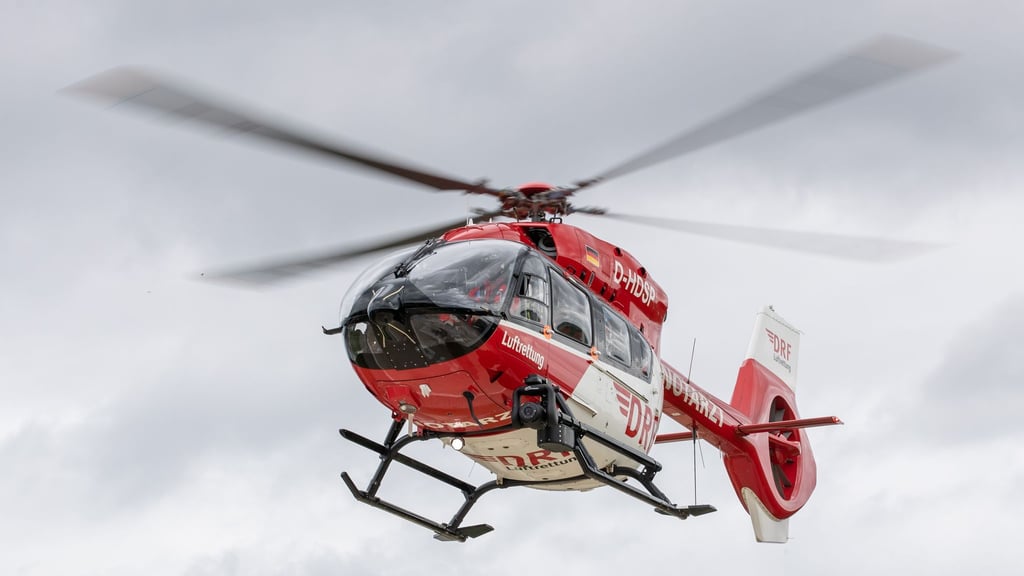 Ein Rettungshubschrauber brachte die 51-Jährige in ein Klinikum in Halle. (Symbolbild)