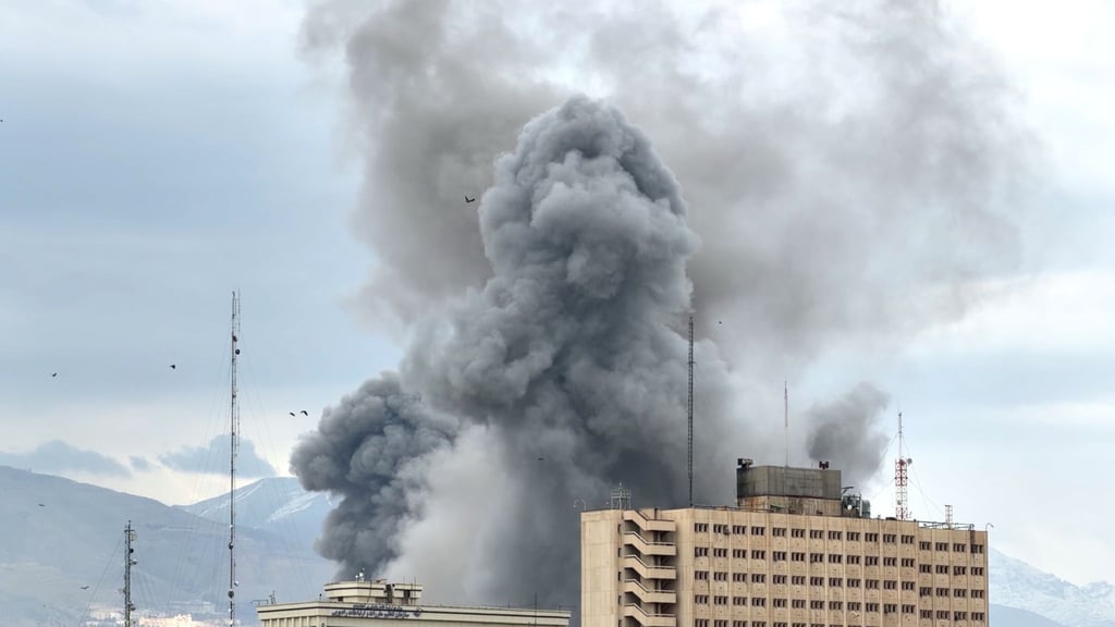 Eine Rauchwolke steigt nach einer Explosion in Teheran auf.