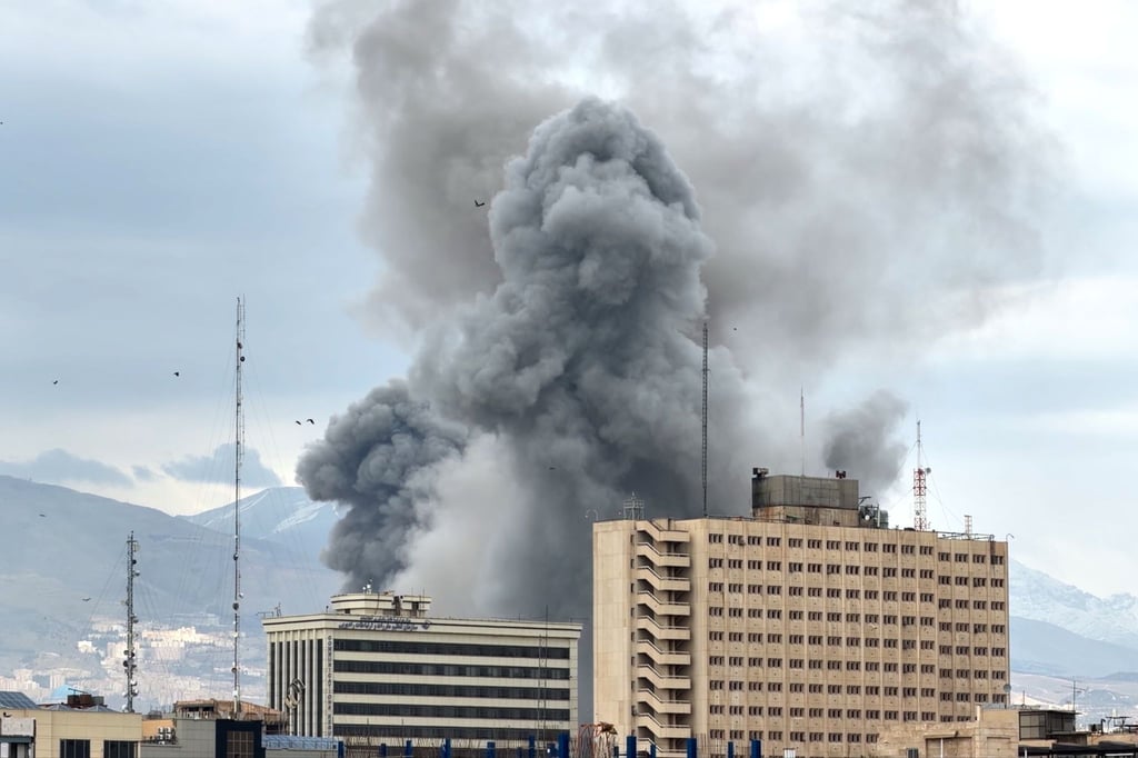 Eine Rauchwolke steigt nach einer Explosion in Teheran auf.
