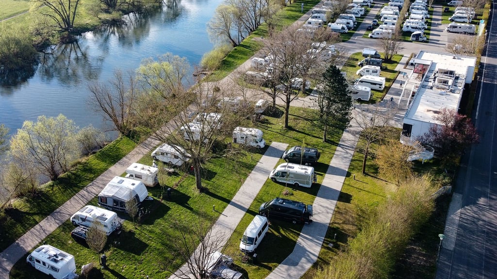 Das gute Wetter lockt: Bevor es losgeht, sollten die Batterien eingebaut, aufgeladen und technische Geräte sowie Reifen und Flüssigkeitsstände gründlich überprüft werden.