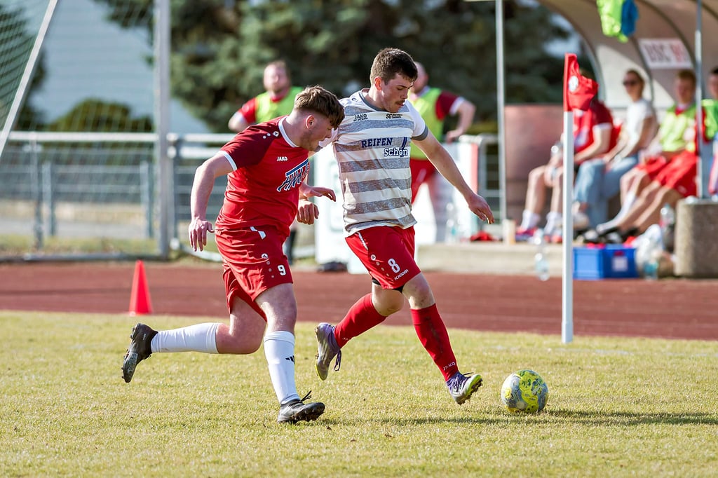 Jesse Weise (r., Bad Bibra/Saubach) im Zweikampf mit Tommy Riesen. Das Team von der Finne setzte sich bei der Unstrut-Kombination knapp mit 2:1 durch und verbesserte sich damit auf den Bronzerang.