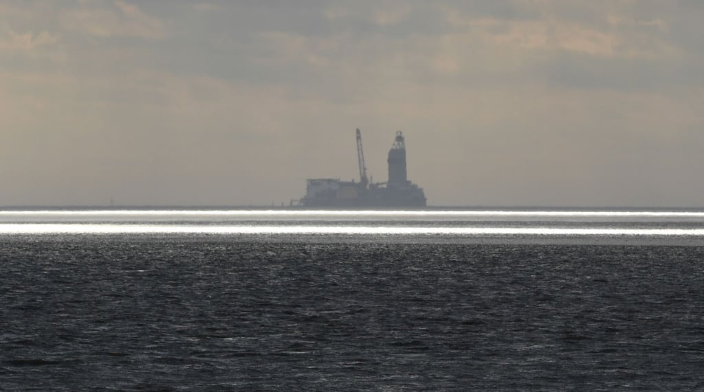 Von der Bohrinsel Mittelplate aus wird seit 1987 Öl in der Nordsee störungsfrei gefördert. (Archivbild)