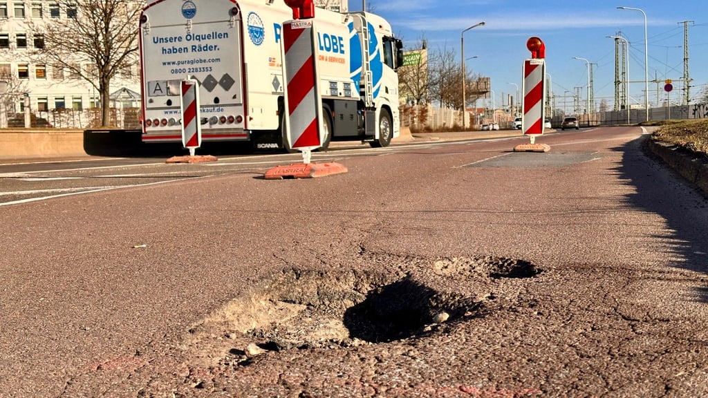 Dort, wo akute Gefahr droht - wie hier in der Volkmannstraße -, wurden Schlaglöcher mit Warnbaken abgesperrt.