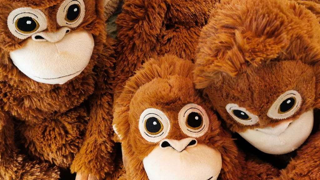 Nicht nur das Affenbaby Punch, sondern auch sein geliebtes IKEA-Djungelskog-Orangutan-Stofftier wurde zur Berühmtheit im Internet.