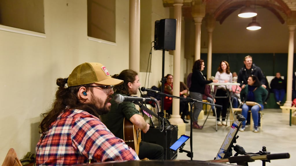 In der Markthalle finden unter anderem Konzerte statt, wie hier mit Marc Spitze (vorn) und Jannes Hedler. 