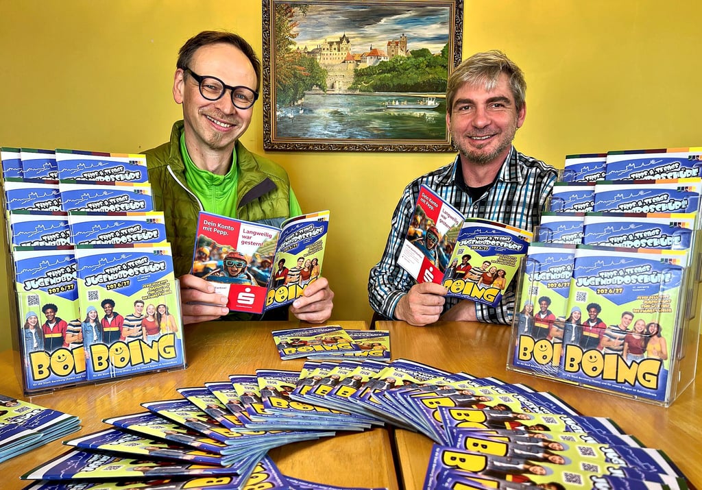 Thomas Haedicke (links) und Lars Höfinghoff präsentieren die neue Bernburger Jugendbroschüre Boing für die Jahre 2026/27.