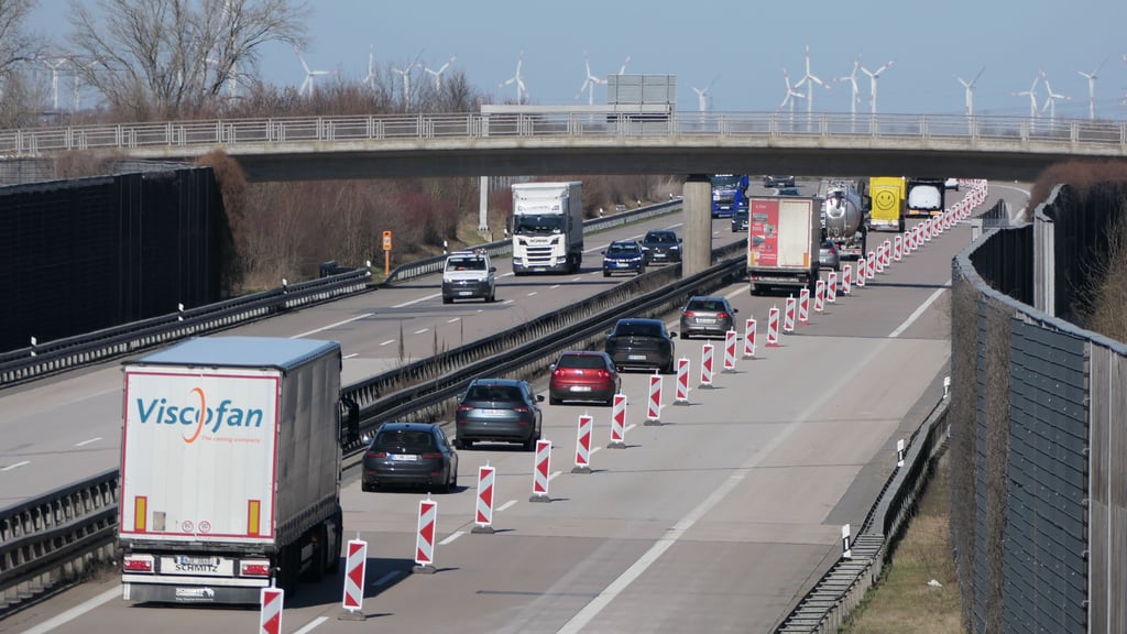 Zwischen Leuna und Bad Lauchstädt rollt der Verkehr auf der A38 derzeit nur einspurig. 