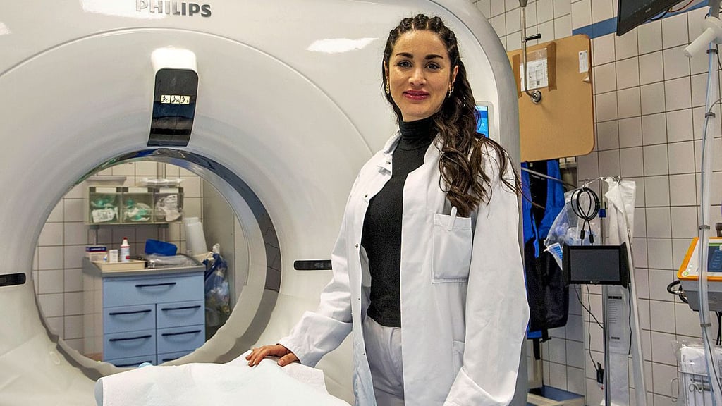 Die  iranische Ärztin Somayyeh Khodabakhsh arbeitet in der Radiologie des Dessauer Städtischen Klinikums. Sie hat große Hoffnung auf einen Regimewechsel im Iran.