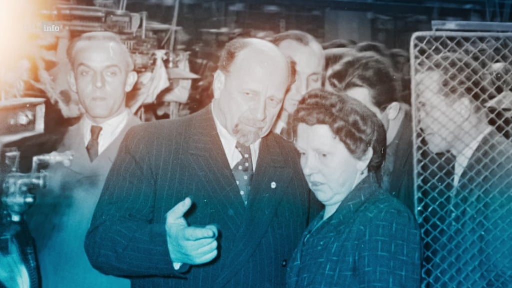 DDR-Staatsoberhaupt Walter Ulbricht zusammen mit Frida Hockauf. Die Weberin wurde als "Held der Arbeit" instrumentalisiert.