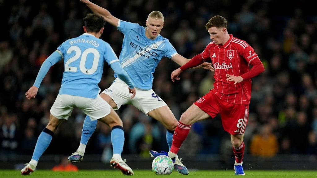 Nottinghams Torschütze Elliot Anderson (r) im Zweikampf mit Erling Haaland (M) und Bernardo Silva.