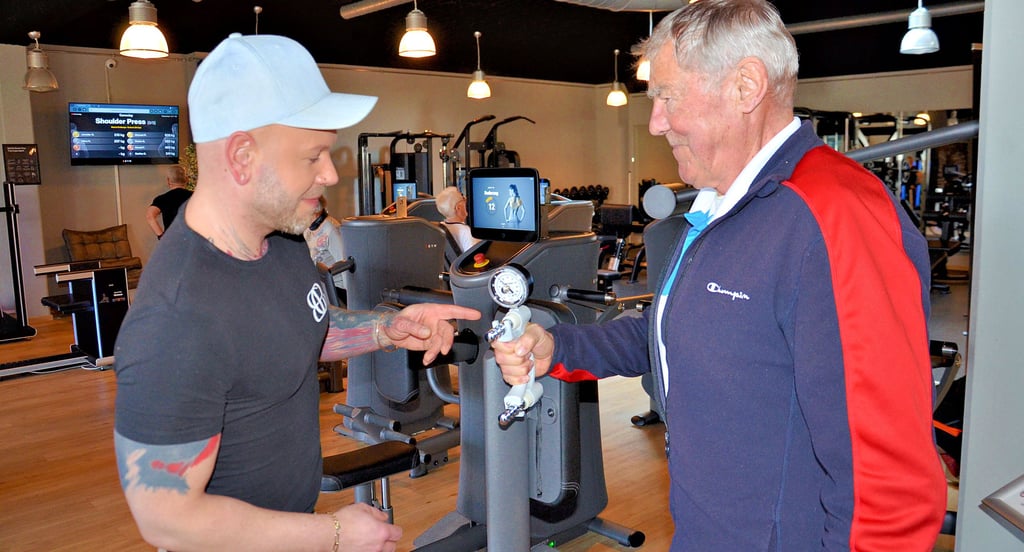 Enrico Oehmichen vom Bernstein-Prime-Gym Staßfurt ist sehr zufrieden mit dem Ergebnis des Handgriff-Krafttests von Heinrich Bassüner. Der 82-Jährige „drückt“ 45 Kilogramm. Für Ü-80 wären 32 Kilogramm noch normal, sagt der Studioleiter.