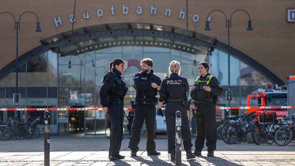 Ein Anrufer hatte über den Zentralruf der Polizei mitgeteilt, Sprengstoff sei im Bremer Hauptbahnhof abgelegt worden.
