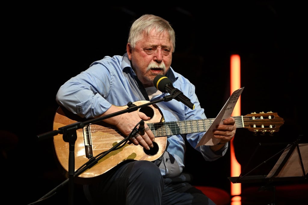 Zu seinem 90. Geburtstag plant der Liedermacher Wolf Biermann drei Festkonzerte in Köln, Hamburg und Leipzig. (Archivbild)